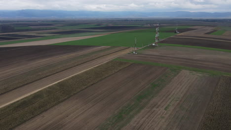 Hyperlapse-Drohne-Schoss-Landwirtschaftliches-Ackerland-In-Richtung-5g-Telefontürme
