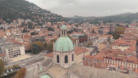 Majestuosa-Cúpula-De-La-Catedral-Católica-Romana-De-La-Ciudad-De-Como,-Lombardía,-Italia