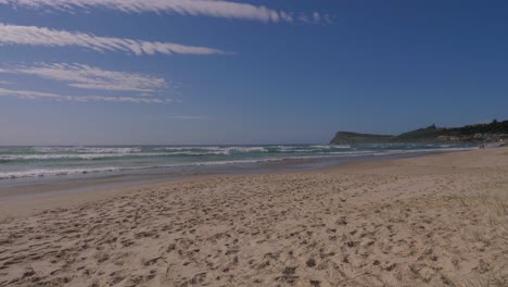Wellen,-Die-Auf-Das-Sandige-Ufer-In-Lennox-Head-Zulaufen---New-South-Wales,-Australien---Ebenerdig,-Weitwinkelaufnahme
