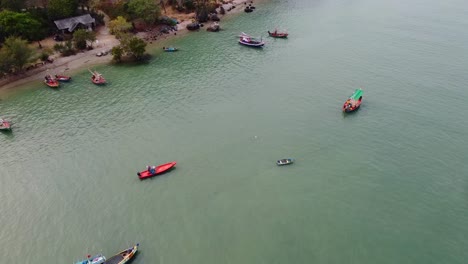 Luftlandschaft-Der-Tropischen-Bucht-Voller-Bunter-Fischerboote-In-Thailand