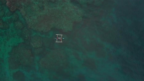 Drohnenaufnahme-Von-Oben-Nach-Unten-Von-Einem-Fischerboot-Auf-Den-Philippinen,-Das-An-Einem-Sonnigen-Tag-Versucht,-Fische-Zu-Fangen