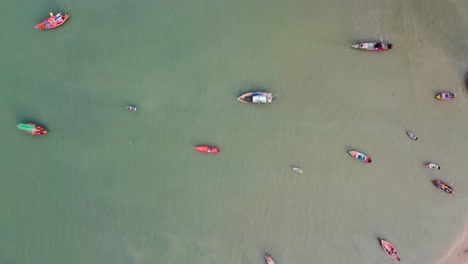 Luftbild-Von-Oben-Auf-Zahlreiche-Segelboote,-Die-Am-Strand-In-Thailand-Verankert-Sind