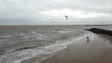 Kite-Surfers-Clacton-En-Sea-Essex-Imágenes-Aéreas-4k