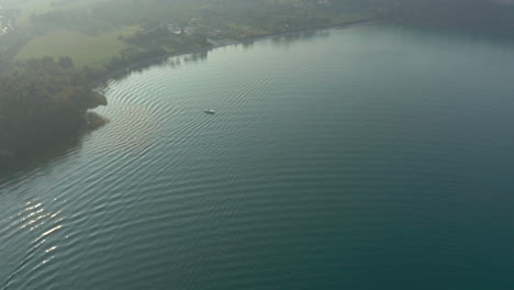 Luftaufnahme-Nach-Einem-Kleinen-Boot,-Das-Einen-Malerischen-Hafen-Am-Gardasee,-Italien,-Verlässt