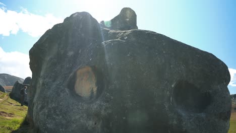 Flüssige-Aufnahmen-Von-Großen-Felsbrocken-Und-Felsen
