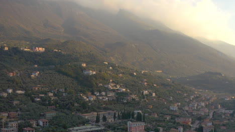 Aerial-shot-revealing-Italian-communities-located-up-the-mountains-surrounding-Lago-Di-Garda,-Italy