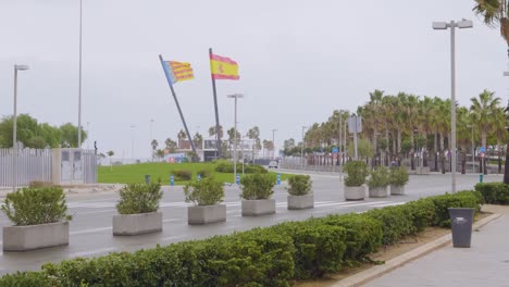 Ein-Blick-Auf-Fliegende-Flaggen-Von-Spanien-Und-Katalonien-Im-Hafen-Von-Katalonien
