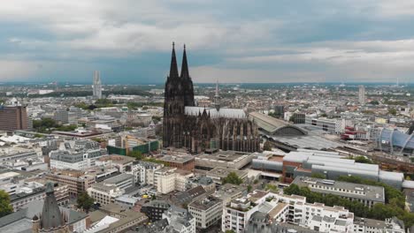 Aerial-drone-footage-of-the-famous-and-historical-tourist-destination,-Cologne-Cathedral