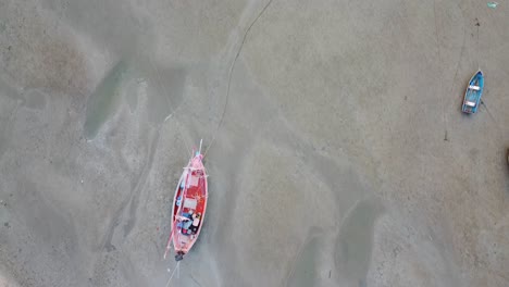 Luftaufnahme-Von-Oben-Nach-Unten-Von-Bunten-Fischerbooten-Auf-Dem-Sand-Bei-Ebbe,-Südlich-Von-Thailand