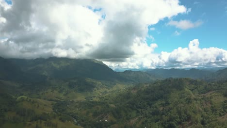 Hermosa-Vista-Del-Paisaje-Aéreo-De-Drones-De-Montañas-Verdes,-Día-Soleado-En-Guatemala