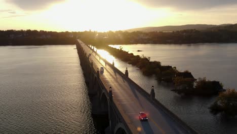 Verkehr-Auf-Der-Langen-Historischen-Brücke-über-Den-Susquehanna-River-Zwischen-Lancaster-County-Und-York-County-Pa-Usa-Bei-Sonnenuntergang,-Sonnenaufgang