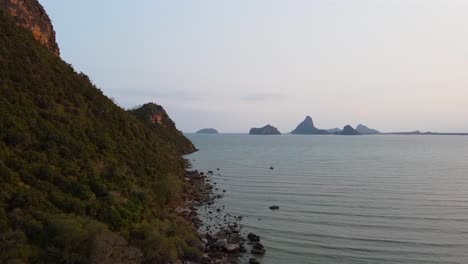 Antenne:-Drohnenüberführung-Küstenklippen-Mit-Inseln-Im-Hintergrund-In-Thailand