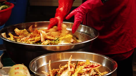 Kimchi-Wird-Auf-Dem-Straßenmarkt-In-Südkorea-Zubereitet