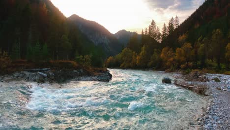 Video-De-Relación-De-Cine-Anamórfico-Transparente-De-4k-Uhd-De-Un-Río-De-Montaña-En-Los-Alpes-Austriacos-Con-Un-Cielo-Nocturno-Vibrante,-Cerca-De-La-Frontera-Alemana-En-Otoño