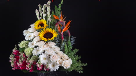 Tropischer-Hawaiianischer-Blumenarrangement-Schieberegler,-Der-Sonnenblume-Lilie-Weiße-Rosen-Gänseblümchen-Schwenkt