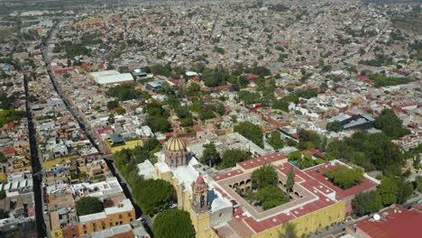 Drohne-Steigt-Herab,-Um-Die-Kirche-Von-San-Francisco-In-San-Miguel-De-Allende,-Mexiko,-Zu-Enthüllen