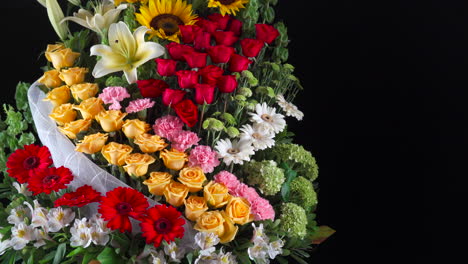 Blumenarrangement-Panning-Slider-Rosen-Gerbera-Lilie-Gänseblümchen-Sonnenblume-Detailaufnahme