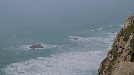 Zeitlupe-Blick-Von-Der-Klippe-Auf-Die-Wellen-Und-Berge,-Cape-Roca,-Portugal