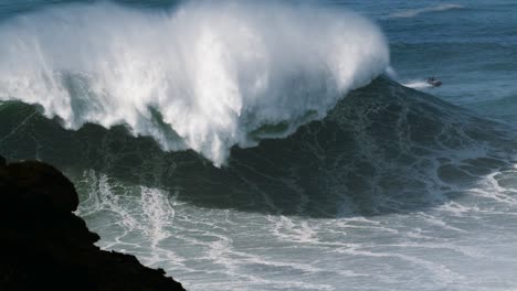 Zeitlupe-Einer-Brechenden-Welle-In-Nazaré,-Portugal
