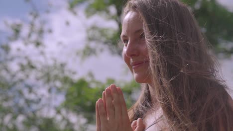 Schöne-Frau,-Die-An-Einem-Sonnigen-Tag-In-Einem-Park-Yoga-Praktiziert-Und-Meditiert