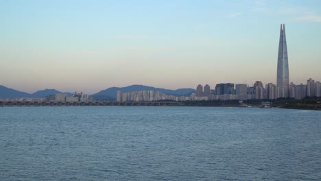 Städtischer-Hintergrund-Von-Seoul-Mit-Han-fluss-Im-Vordergrund-Während-Des-Sonnenuntergangs