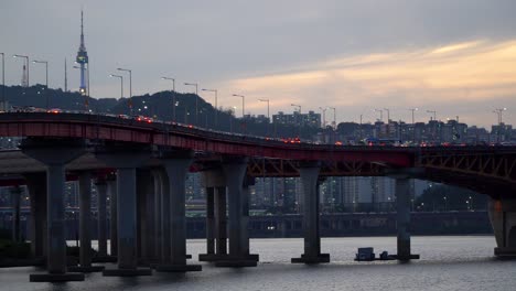 Tráfico-En-El-Puente-Seongsu-Sobre-El-Río-Han-En-Seúl,-Corea-Del-Sur-En-Una-Puesta-De-Sol
