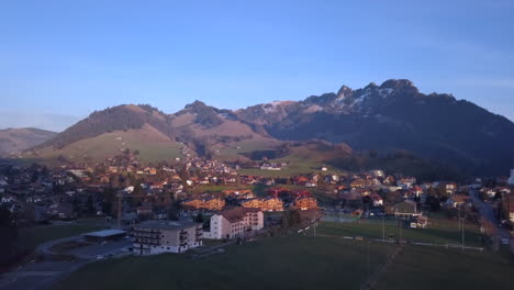 Luftaufnahme-Von-Häusern-Und-Gebäuden-Des-Dorfes-Charmey-In-Der-Schweiz