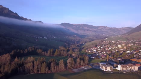 Luftaufnahme-Des-Grünen-Tals-Der-Schweizer-Landschaft