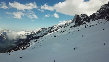 Vista-Aérea-Sobre-Los-Alpes-Franceses-De-Chamonix,-Montañas-Nevadas-En-Invierno