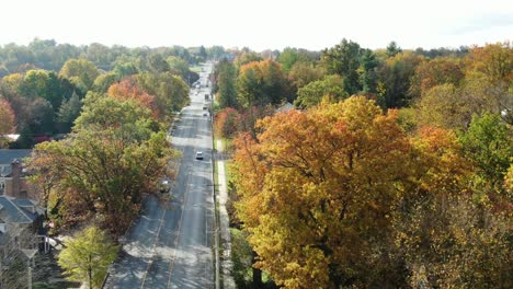 Aufsteigende-Antenne-Zeigt-Im-Herbst-Eine-Straße-Durch-Eine-Kleinstadt-In-Den-USA