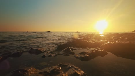 Zeitraffer-Des-Sonnenuntergangs-An-Einem-Felsigen-Strand