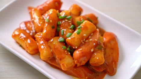 Koreanische-Reiskuchenstange-Mit-Wurst-In-Scharfer-Sauce---Tteokbokki
