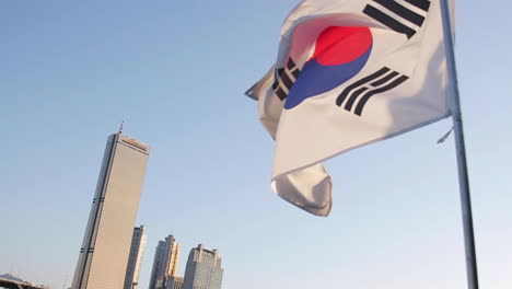 Südkoreanische-Flagge,-Die-Während-Des-Sonnenuntergangs-Auf-Dem-Fluss-Weht