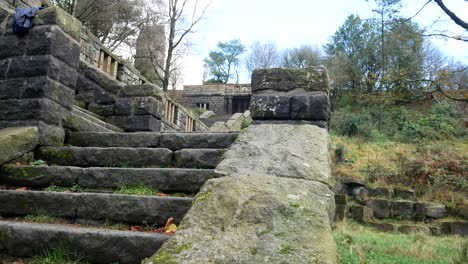 Escalera-Cubierta-De-Musgo-De-Piedra-Ruinas-Otoño-Woodland-Rivington-Jardines-En-Terrazas-Ornamentales-Desierto-Izquierda-Dolly-Inferior-O-Escaleras