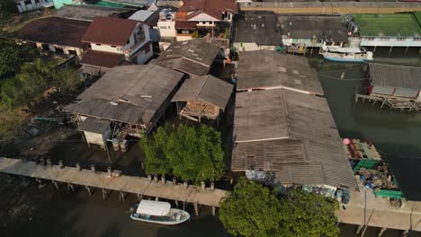 Schnelles-Hochkippen-Von-Bauwerken-Entlang-Des-Piers-Von-Bang-Bao-Im-Koh-Chang-Distrikt-In-Thailand