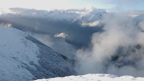 Atemberaubender-Überblick-über-Eine-Verschneite-Landschaft-Im-Neuseeländischen-Nationalpark-Im-Fiordland-Mit-Den-Von-Gletschern-Geformten-Tälern-Und-Dem-Fluss-Im-Hintergrund