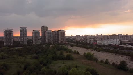 Stadtpanorama,-Das-Drohnenbewegung-Bei-Sonnenuntergang-Von-Links-Nach-Rechts-Schwenkt