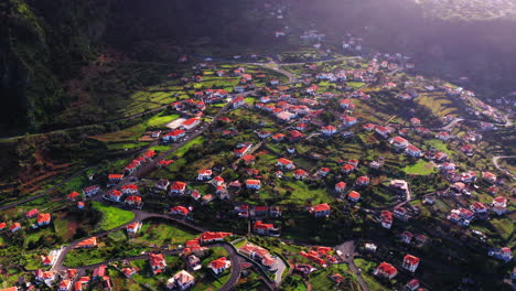 Antenne-Von-Oben-Nach-Unten-Des-Ländlichen-Dorfes-Auf-Der-Insel-Madeira-Während-Des-Sonnigen-Tages