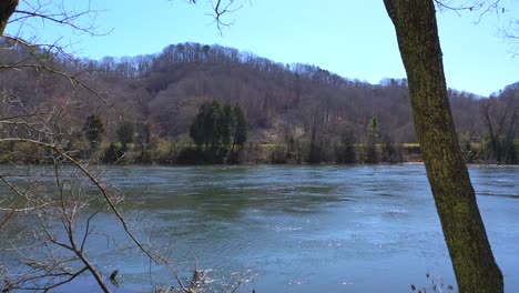 Sunny-day-on-a-swift-river-in-Clinton,-Tennessee