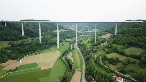 Viaducto-Kocher-En-Braunsbach,-Baden-wurtemberg,-Alemania.-Retroceso-Aéreo