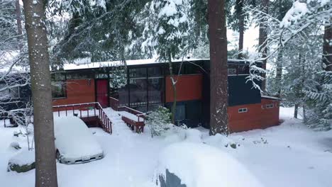 Schneebedeckter-Vordergrund-Mit-Haus-Und-Auto,-Das-Dicht-Mit-Schnee-In-Tacoma,-Bundesstaat-Washington,-Bedeckt-Ist