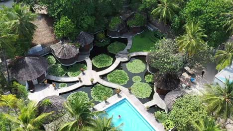 Hotel-Auf-Den-Malediven-Mit-Palmen-Und-Großem-Pool-4k-Luftbild