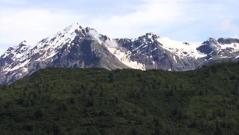 Cordillera-Nevada-En-El-Parque-Nacional-Y-Reserva-De-La-Bahía-De-Los-Glaciares,-Alaska-En-El-Verano