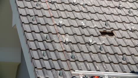 Nahaufnahme,-Dach-Mit-Solarpanel-Montageschienen,-Langsame-Neigung-Nach-Unten