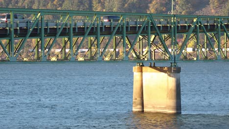 Road-traffic-on-Hood-River-Bridge-over-Columbia-River,-truss-steel-construction
