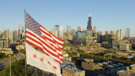 Chicago-Y-La-Bandera-Americana-Ondeando-Con-Horizonte-En-Segundo-Plano.