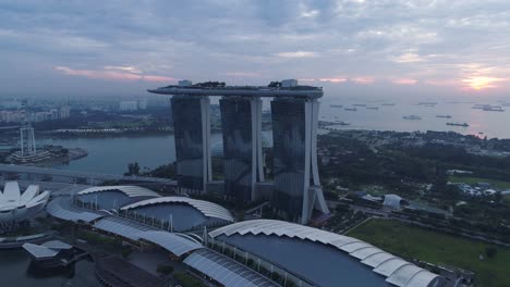 Marina-Bay-Sands-hotel-with-roof-shaped-as-boat-and-three-towers,-Singapore