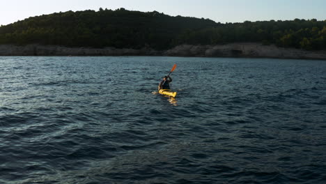 Silueta-De-Hombre-Turista-En-Kayak-En-La-Pintoresca-Playa-Cerca-De-La-Ciudad-De-Pula,-Costa-De-Istria,-Croacia