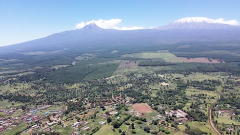 Vista-De-Drones-De-Una-Ciudad-Con-La-Montaña-Kilimanjaro-En-El-Fondo-En-Kenia-áfrica-De-Loitokitok