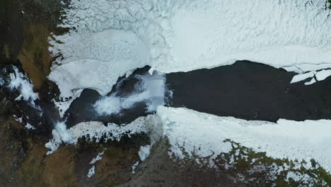 Svodufoss-wasserfall,-Umgeben-Von-Eis-Und-Schnee,-Der-In-Der-Wintersaison-Den-Strom-In-Island-Hinunterläuft